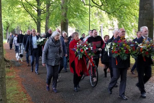 4 mei herdenking wandeling naar de begraafplaats