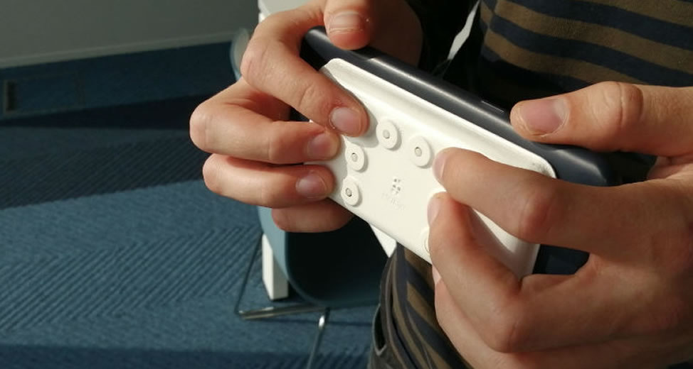 brailletoetsenbordje dat blinden en slechtzienden op hun smartphone kunnen plakken