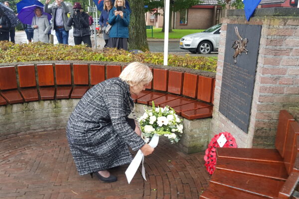 Kranslegging door burgemeester Agnes Schaap bij herdenking Airnornebank