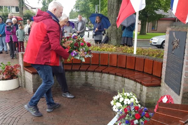 Kranslegging door Dorpsbelang en Oranjevereniging bij herdenking Airnornebank