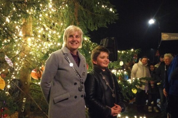 Ontsteken lichtjes kerstboom 2023 door burgemeester Agnes Schaap en kinderburgemeester Simon van Hoving