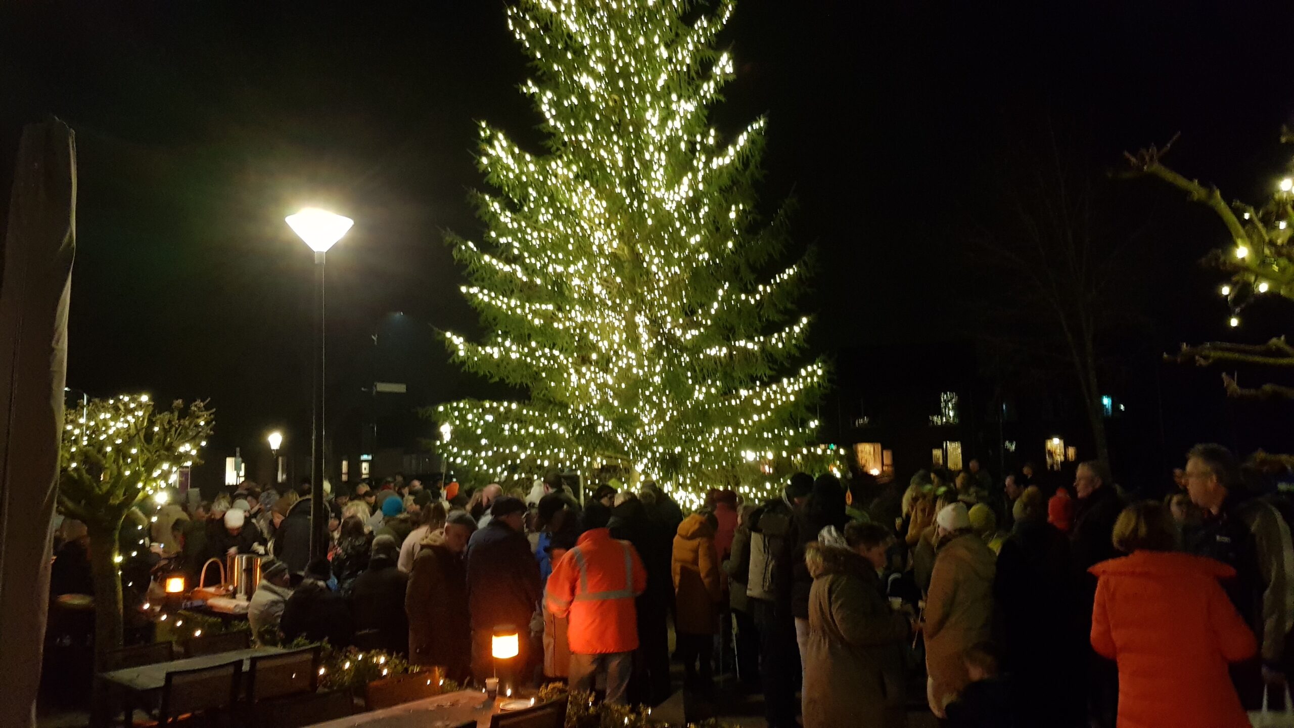 Ontsteken lichtjes kerstboom Dorpsplein Wolfheze