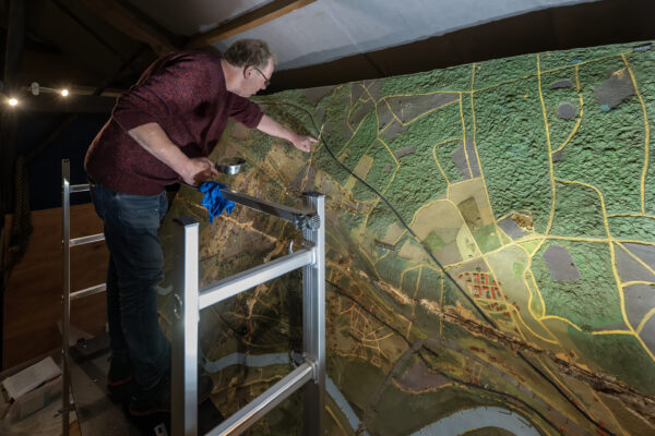 Bram Otten in het Glidermuseum. © Foto Berry de Reus