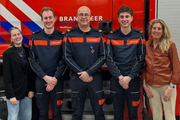 Brandweeronderscheiding voor Peter Peltzer