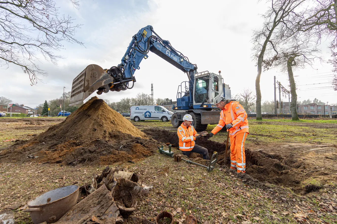 Vondst oorlogsresten bij werkzaamheden spooronderdoorgang. Foto © Johan Bertels Fotografie