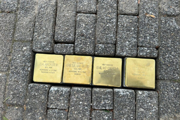 Vier Stolpersteine bij Het Schild