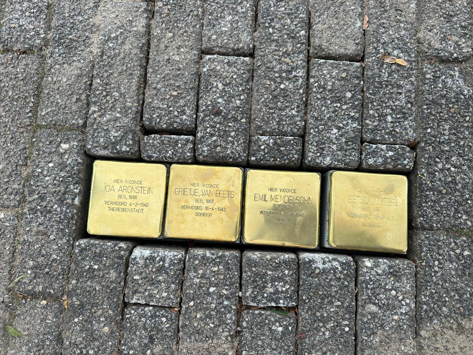 Vier Stolpersteine bij Het Schild